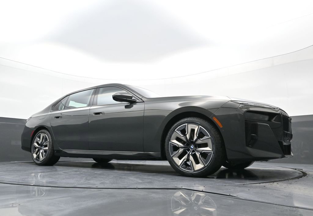 Used 2023 BMW 760i xDrive w/ Executive Package image 25