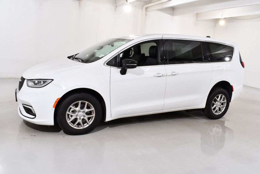 Used 2026 Chrysler Pacifica Select FWD image 2