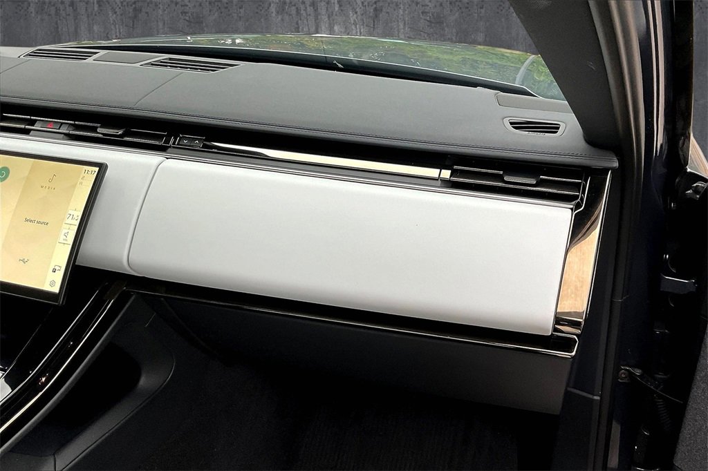 Used 2025 Land Rover Range Rover Sport image 25