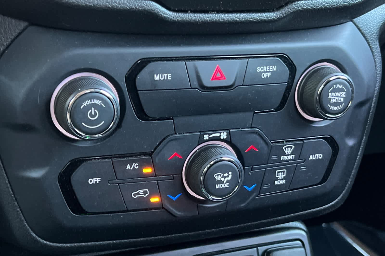 Used 2018 Jeep Renegade Latitude FWD image 21