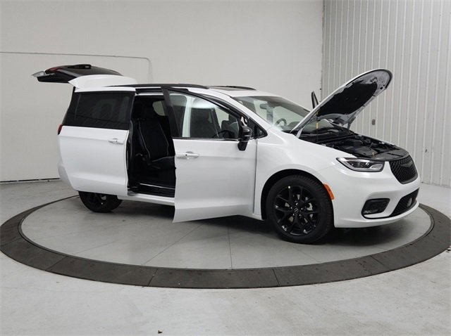 New 2026 Chrysler Pacifica Limited w/ S Appearance Package image 9