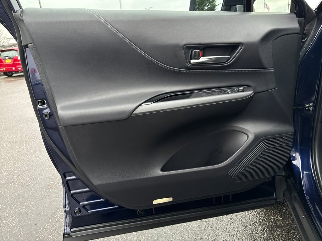 Used 2023 Toyota Venza LE image 29