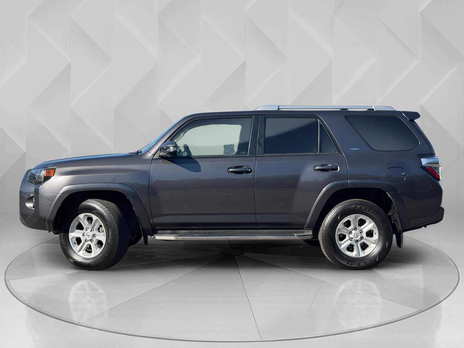 Used 2018 Toyota 4Runner SR5 Premium RWD image 2