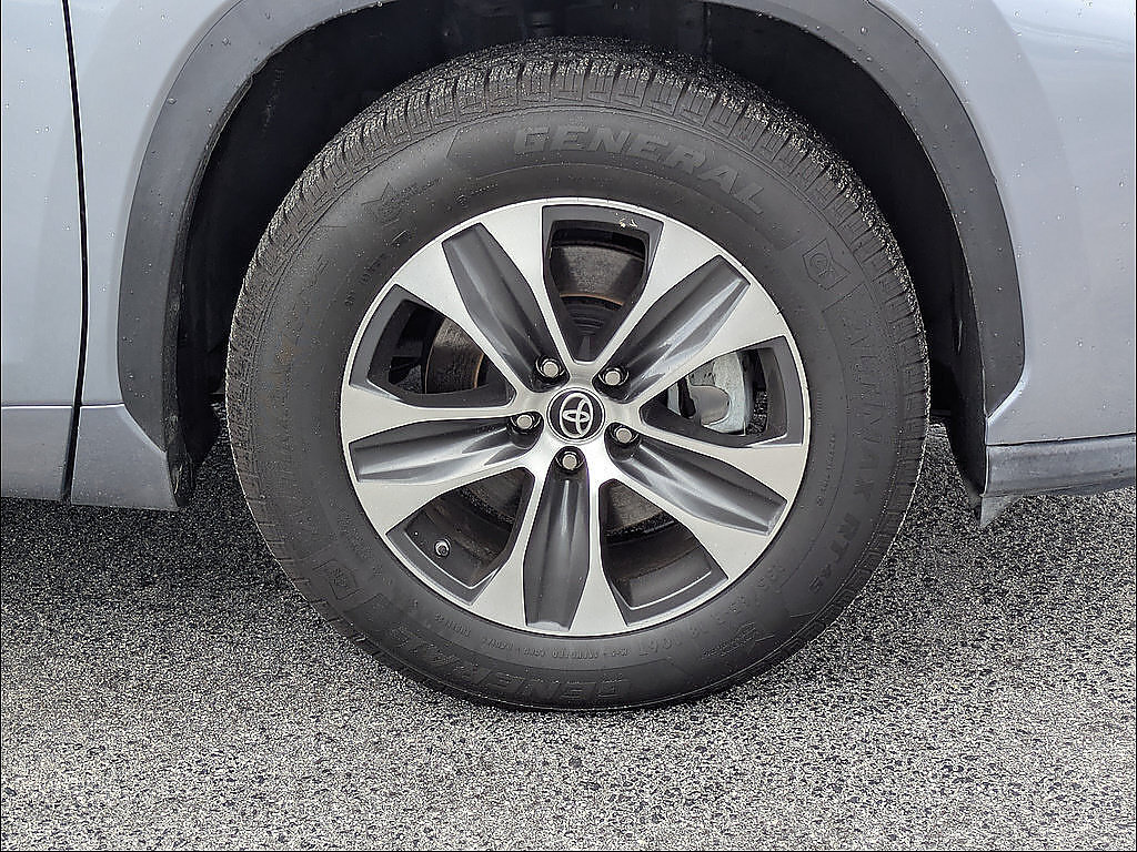 Used 2023 Toyota Highlander XLE FWD image 13