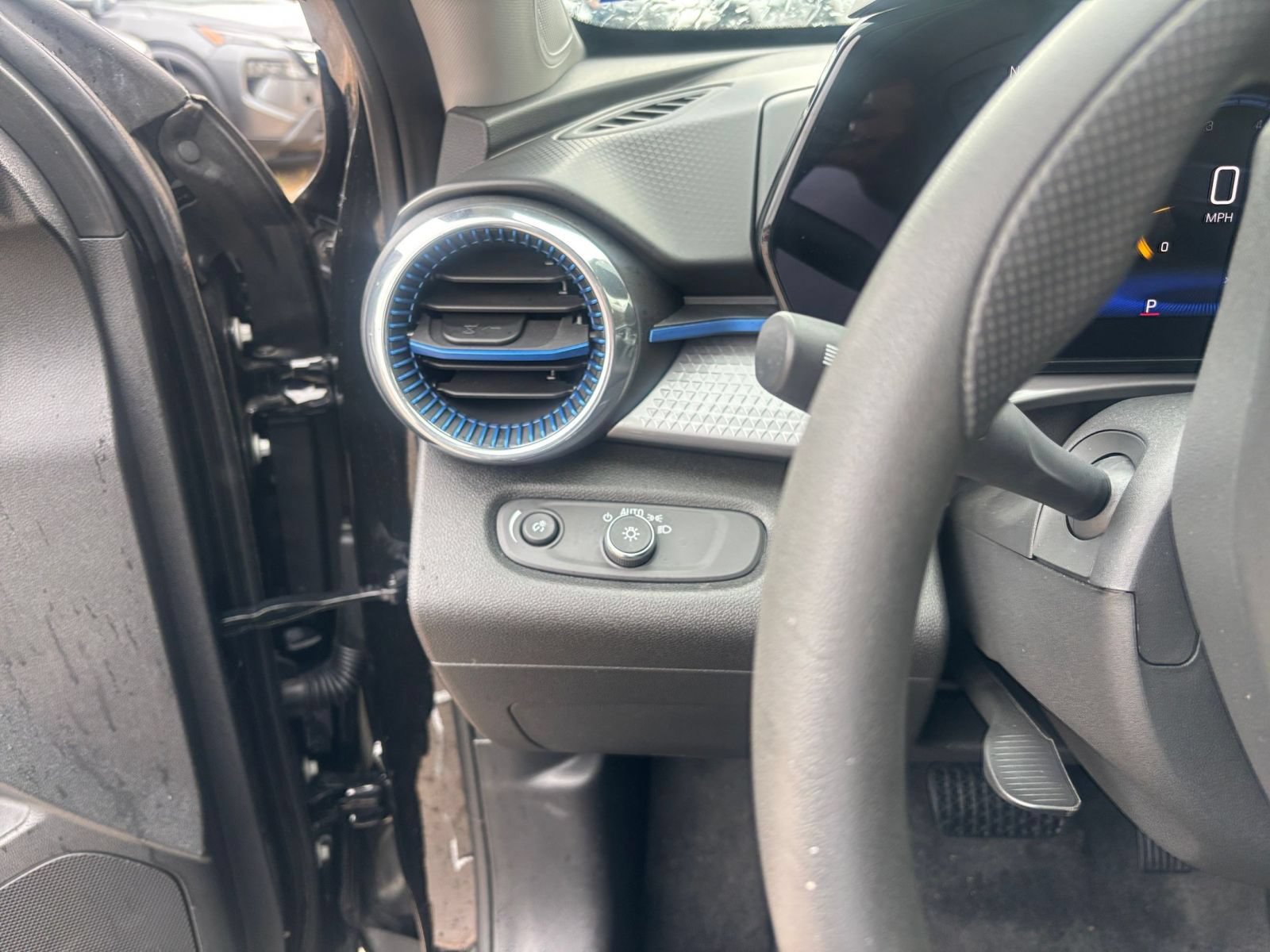 Used 2025 Chevrolet Trax LT FWD image 34