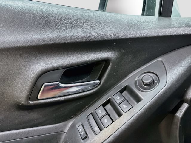 Used 2018 Chevrolet Trax LT w/ LT Convenience Package AWD/4WD image 16