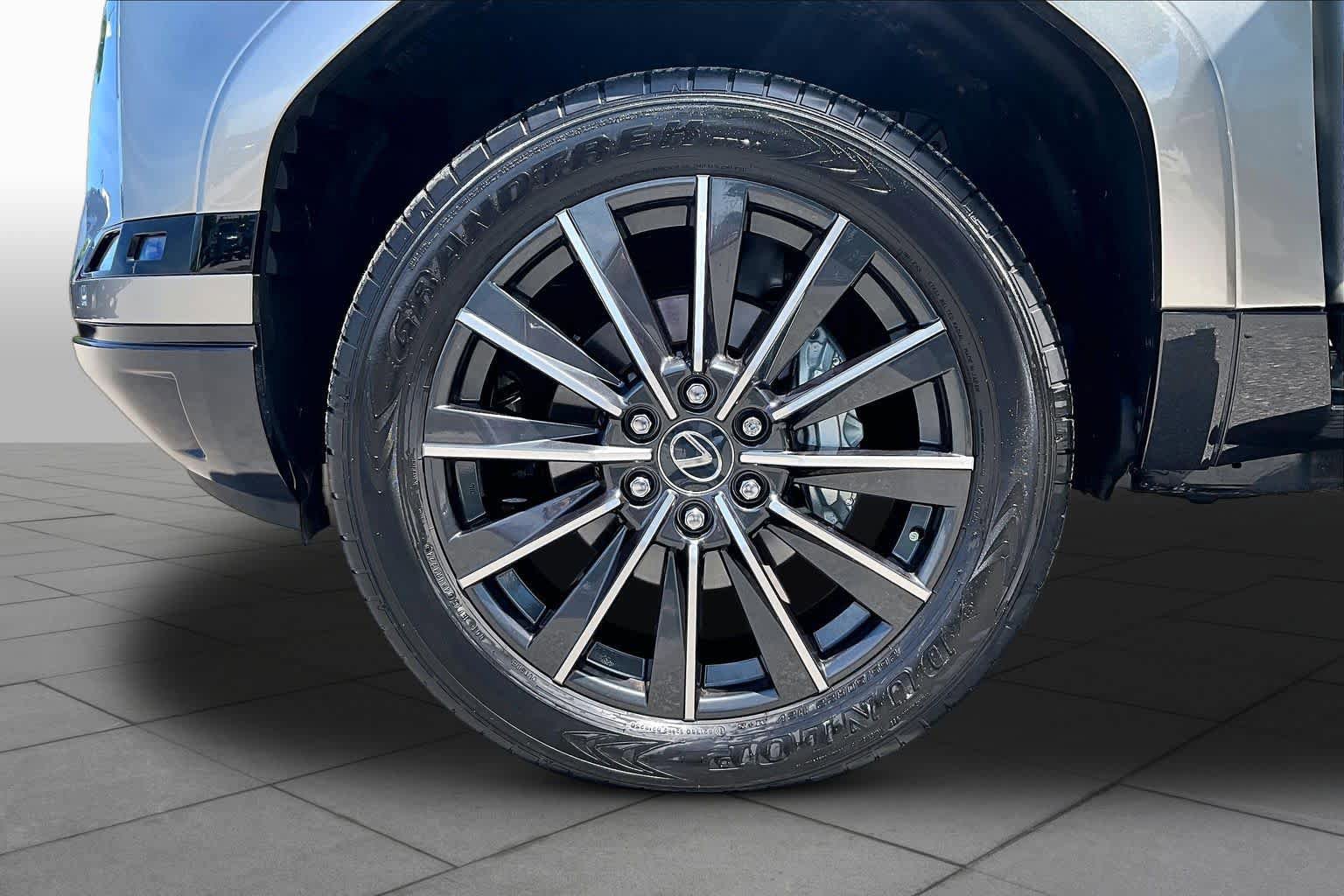 Used 2024 Lexus GX 550 w/ Cold Area Package AWD/4WD image 10