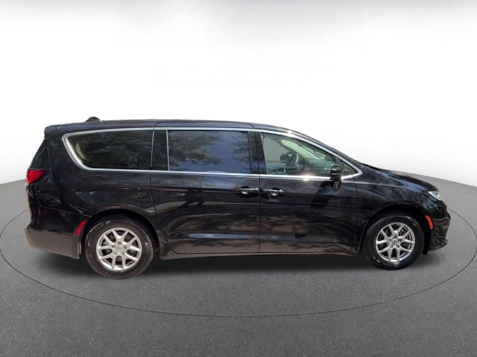 Used 2024 Chrysler Pacifica Touring-L FWD image 16