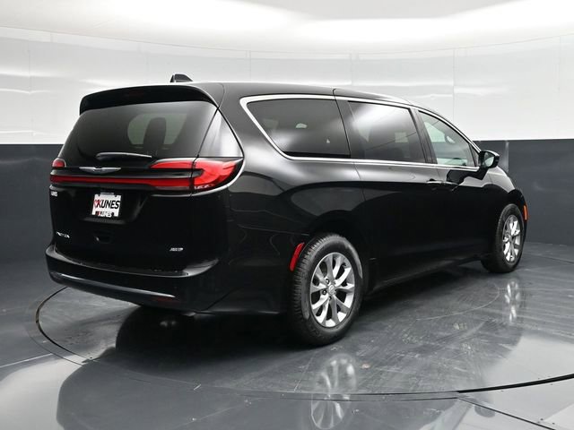 New 2026 Chrysler Pacifica Select image 9