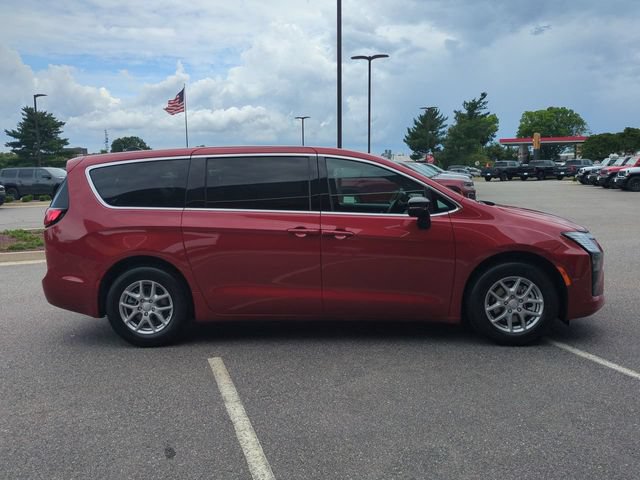 New 2027 Chrysler Pacifica Select FWD image 3