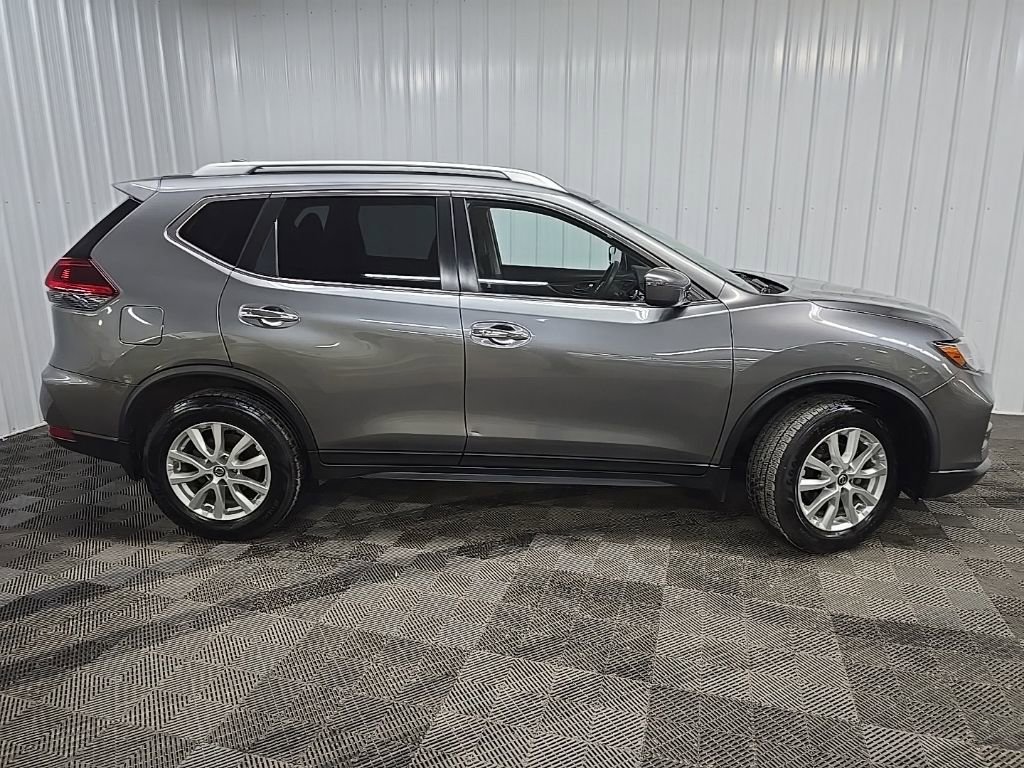Used 2020 Nissan Rogue SV image 2