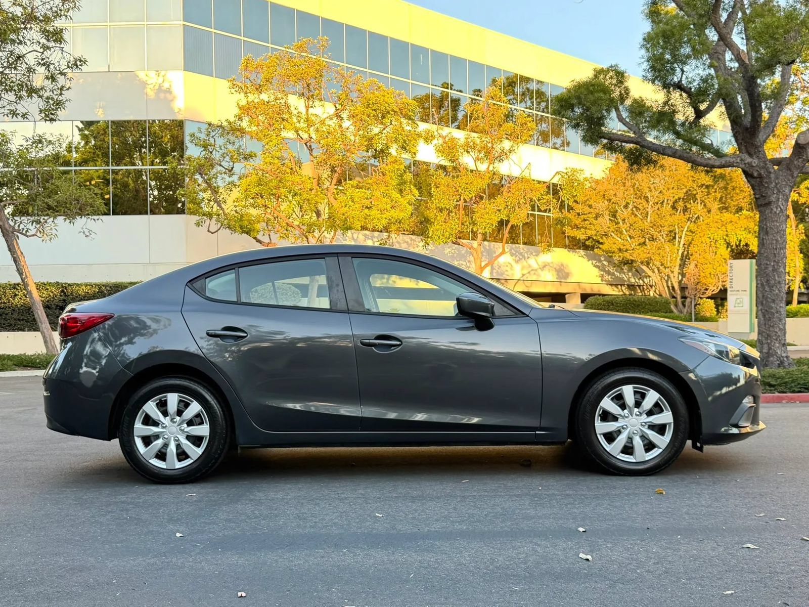 Used 2015 MAZDA MAZDA3 i Sport FWD image 2