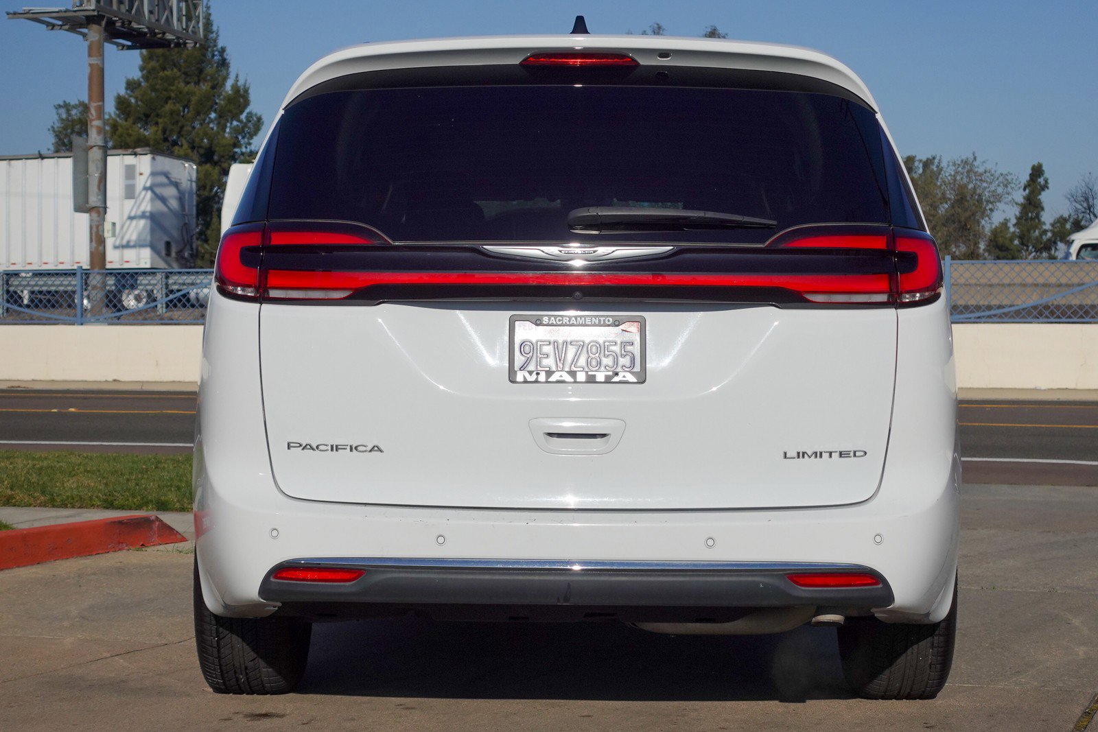 Used 2023 Chrysler Pacifica Limited image 6