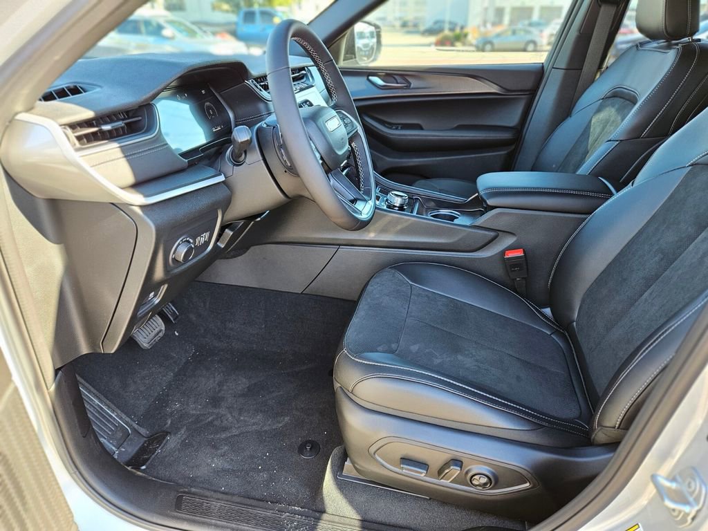 New 2025 Jeep Grand Cherokee Altitude image 18