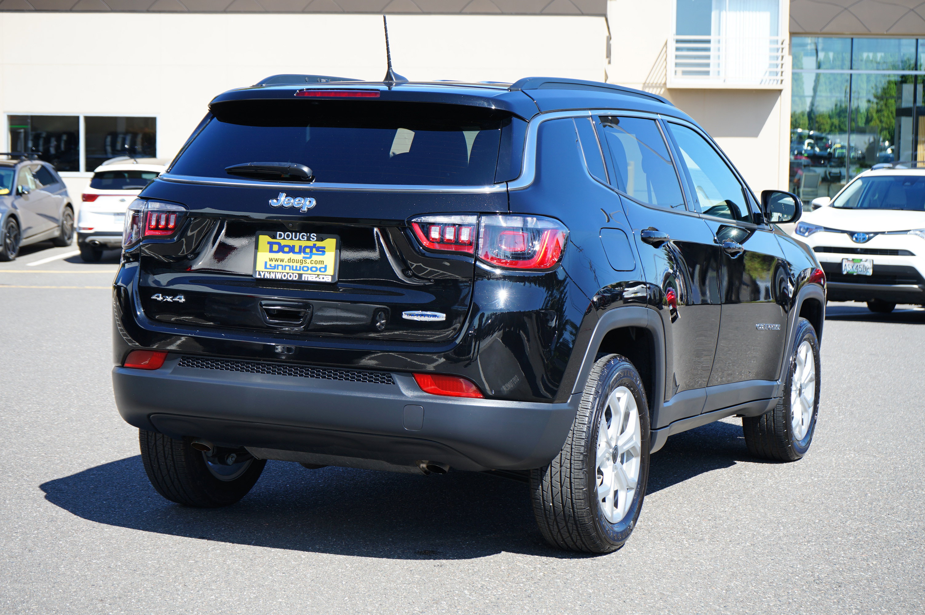 Used 2025 Jeep Compass Latitude image 4