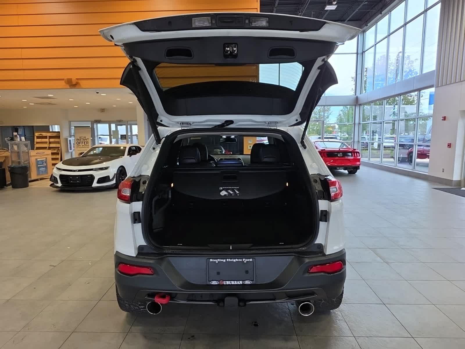 Used 2017 Jeep Cherokee Trailhawk w/ Comfort & Convenience Group AWD/4WD image 8