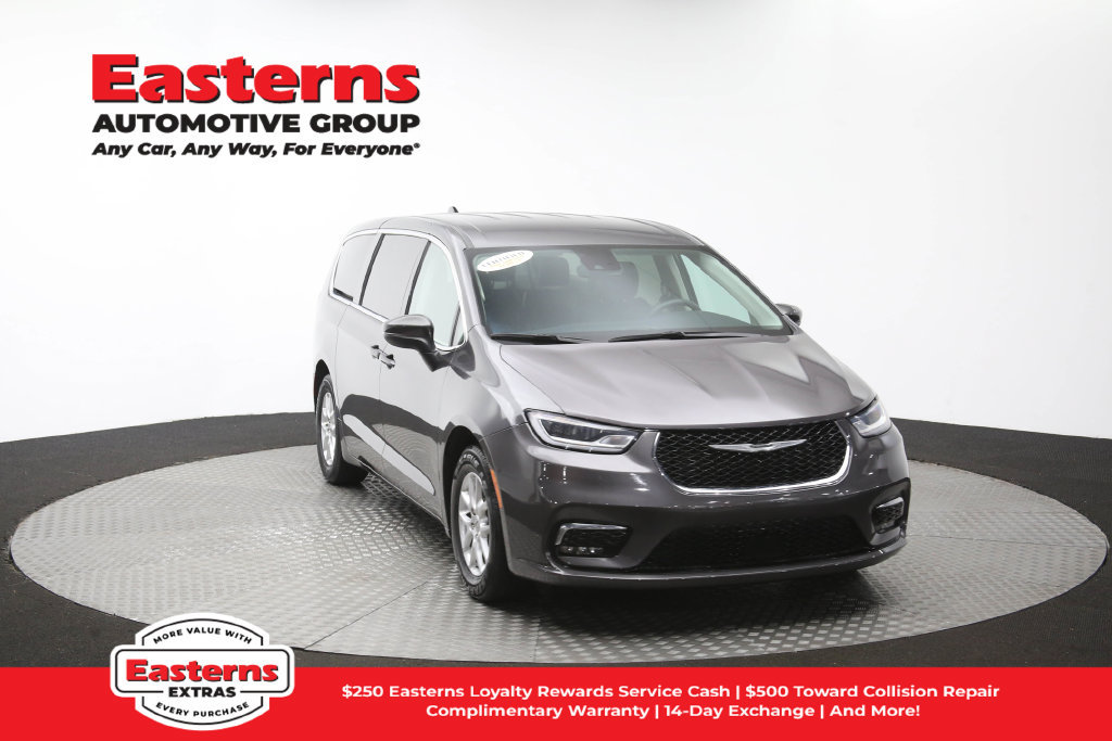 Used 2023 Chrysler Pacifica Touring-L FWD image 53
