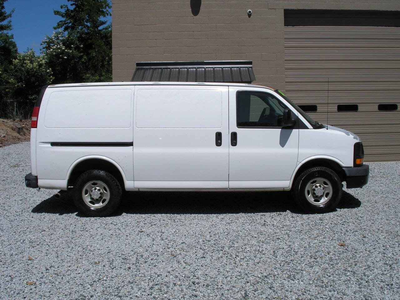 Used 2007 Chevrolet Express 2500 image 2