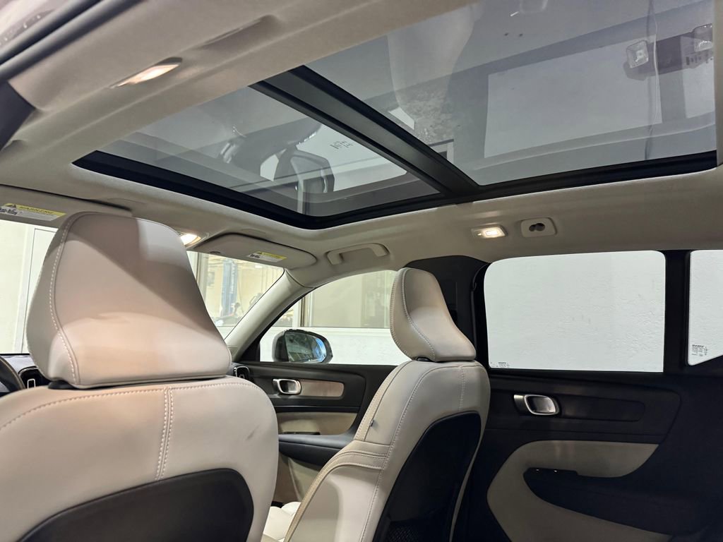 Used 2023 Volvo XC40 B5 Plus image 28