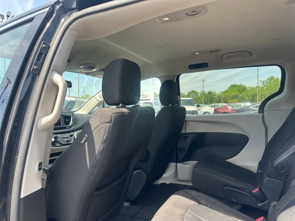 Used 2022 Chrysler Voyager LX image 14