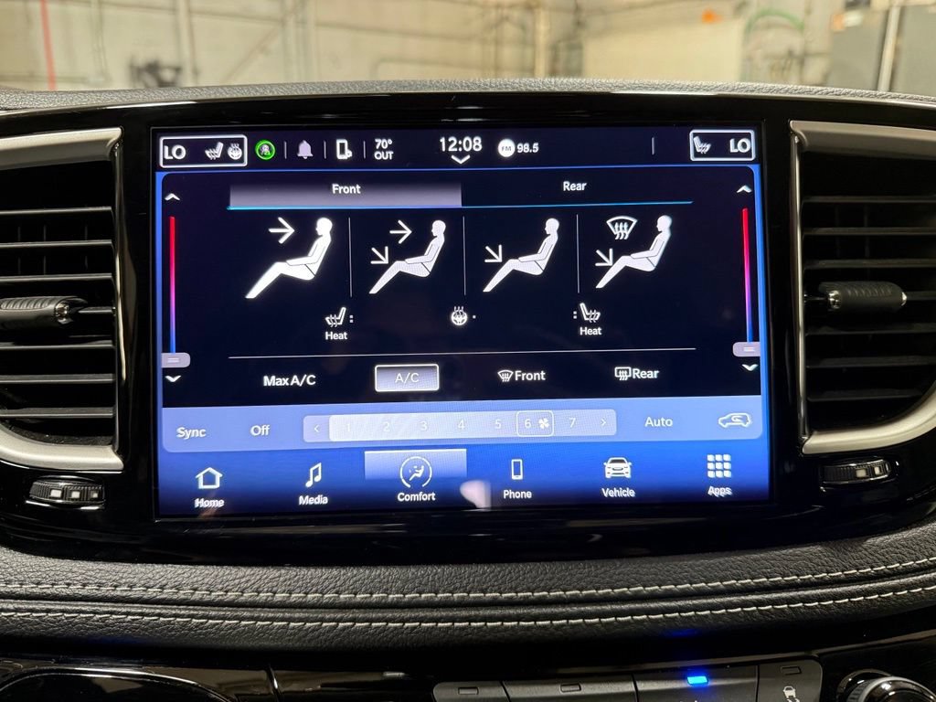 Used 2023 Chrysler Pacifica Touring-L AWD/4WD image 11