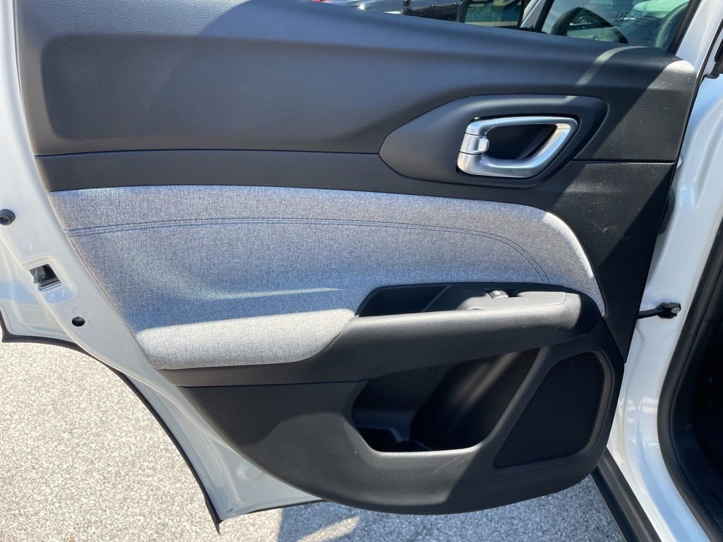 Used 2025 Jeep Compass Latitude image 42