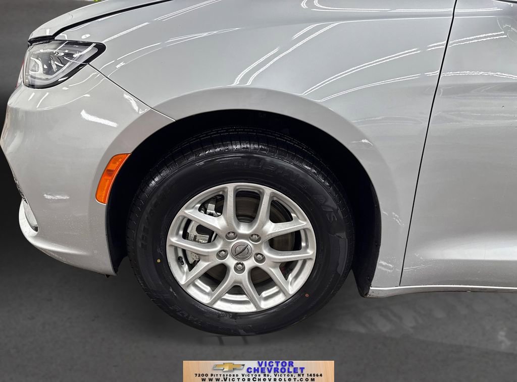 Used 2024 Chrysler Pacifica Touring-L image 12