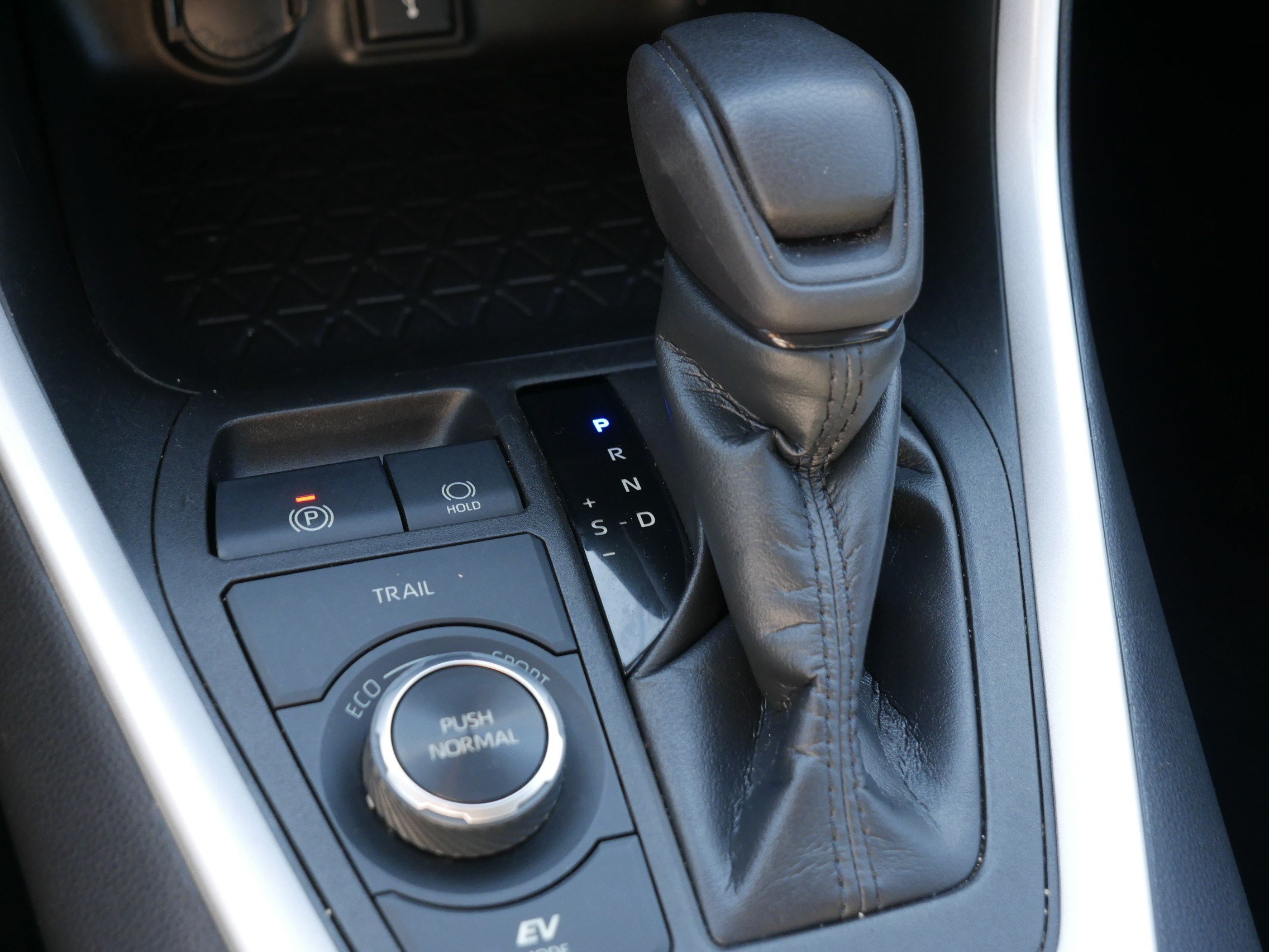 Used 2021 Toyota RAV4 LE AWD/4WD image 24