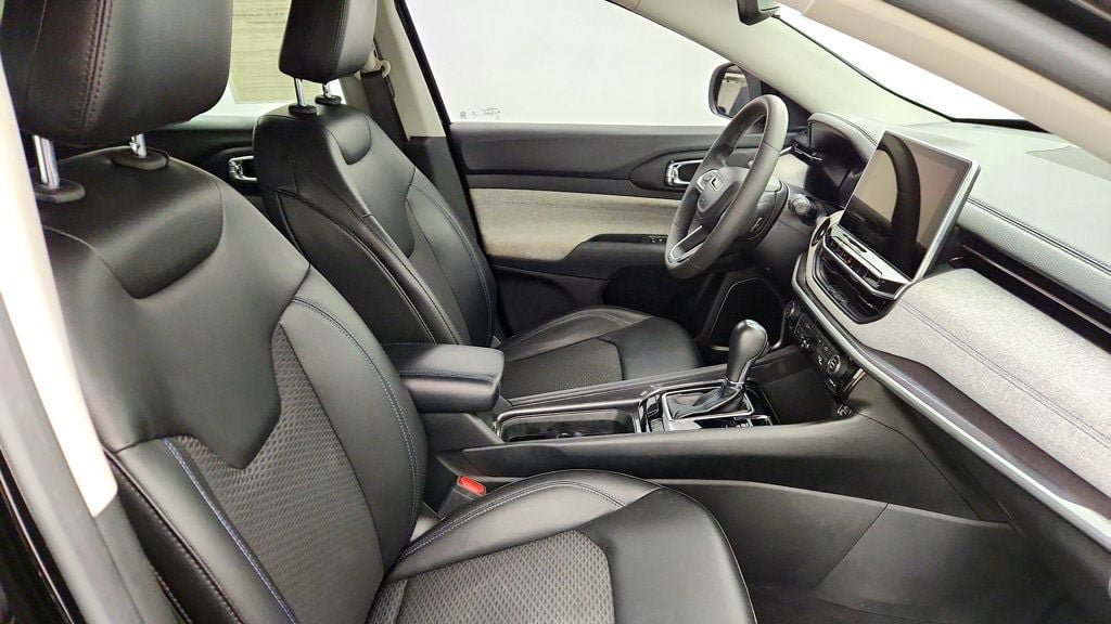 Used 2022 Jeep Compass Latitude FWD image 24
