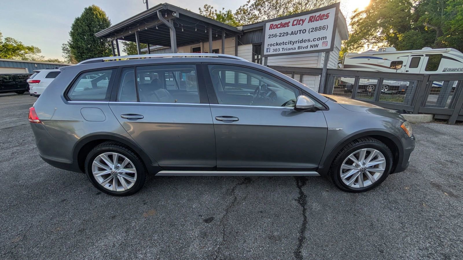 Used 2017 Volkswagen Golf Alltrack SE image 2