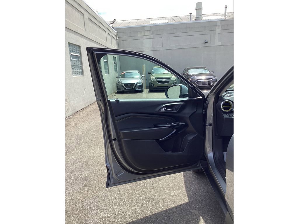 Used 2024 Chevrolet Trax LT w/ Sunroof Package FWD image 19
