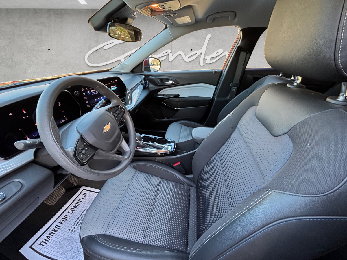 Used 2025 Chevrolet Trax LT image 23