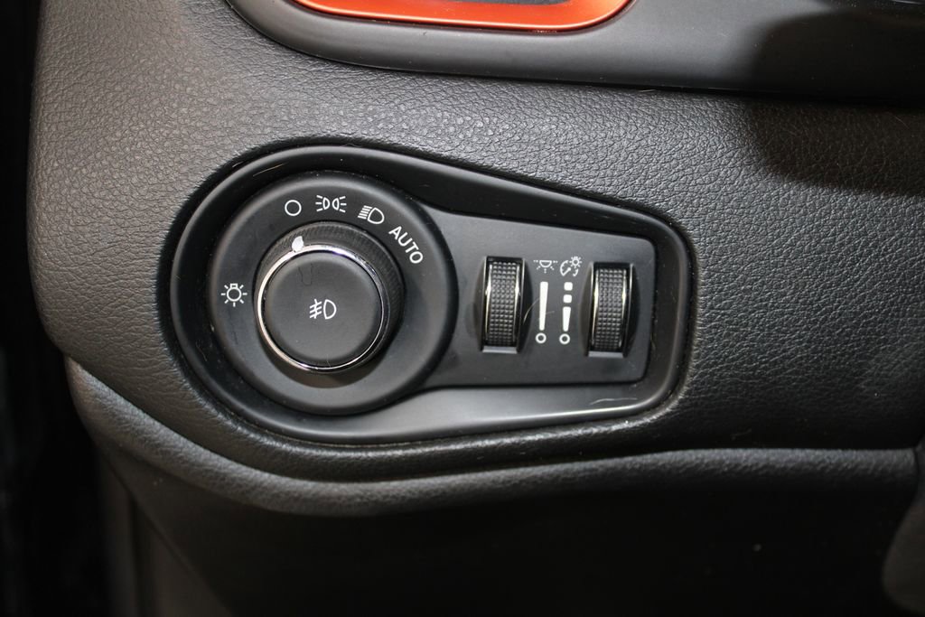 Used 2017 Jeep Renegade Latitude w/ Cold Weather Group image 33