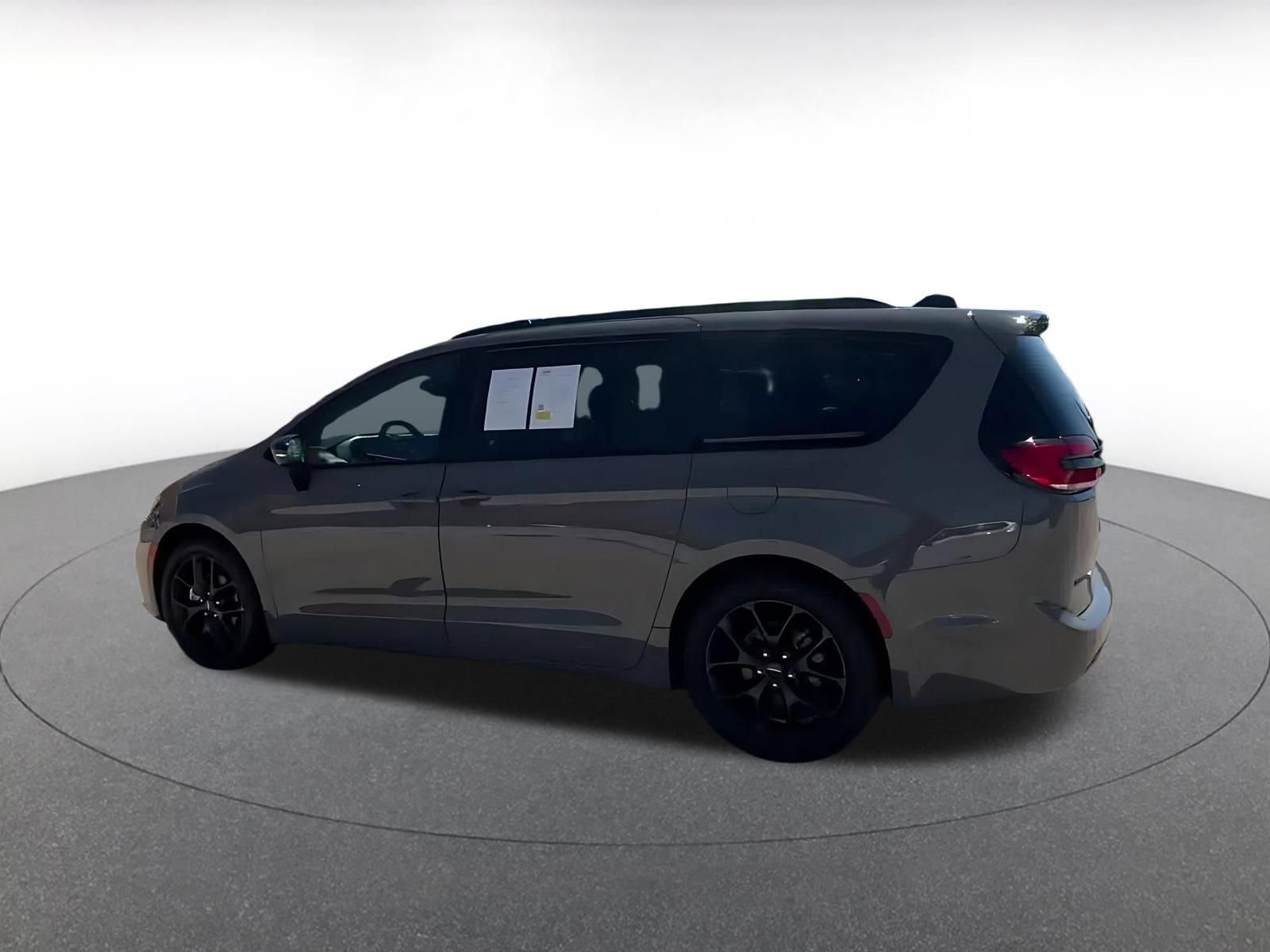 Used 2025 Chrysler Pacifica Limited FWD image 10
