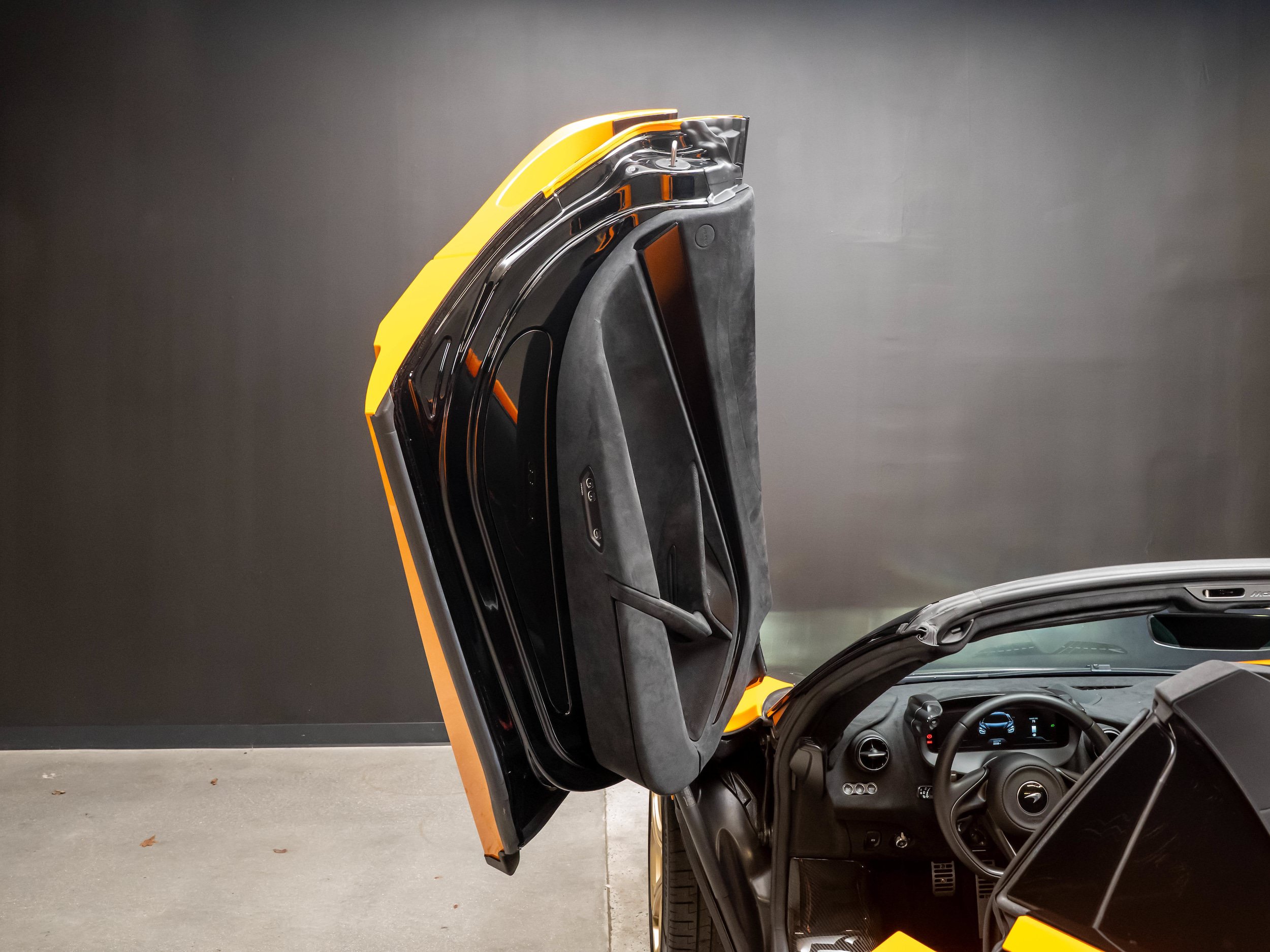 Used 2025 McLaren 750S Spider RWD image 28
