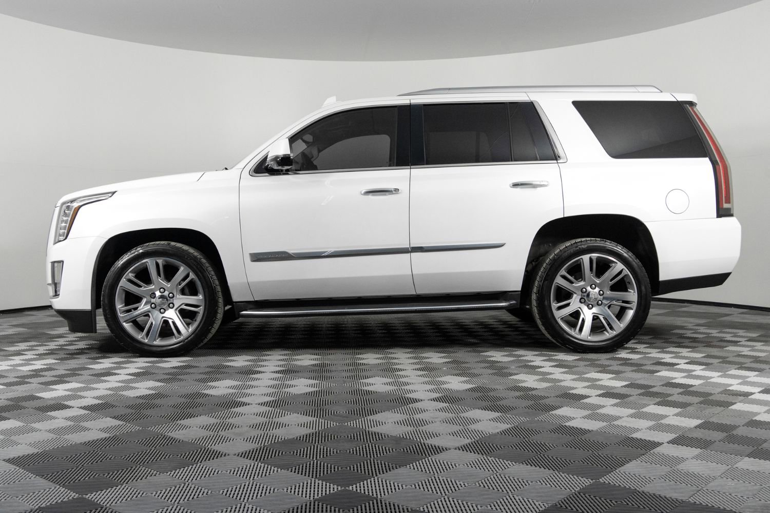 Used 2016 Cadillac Escalade Luxury image 3