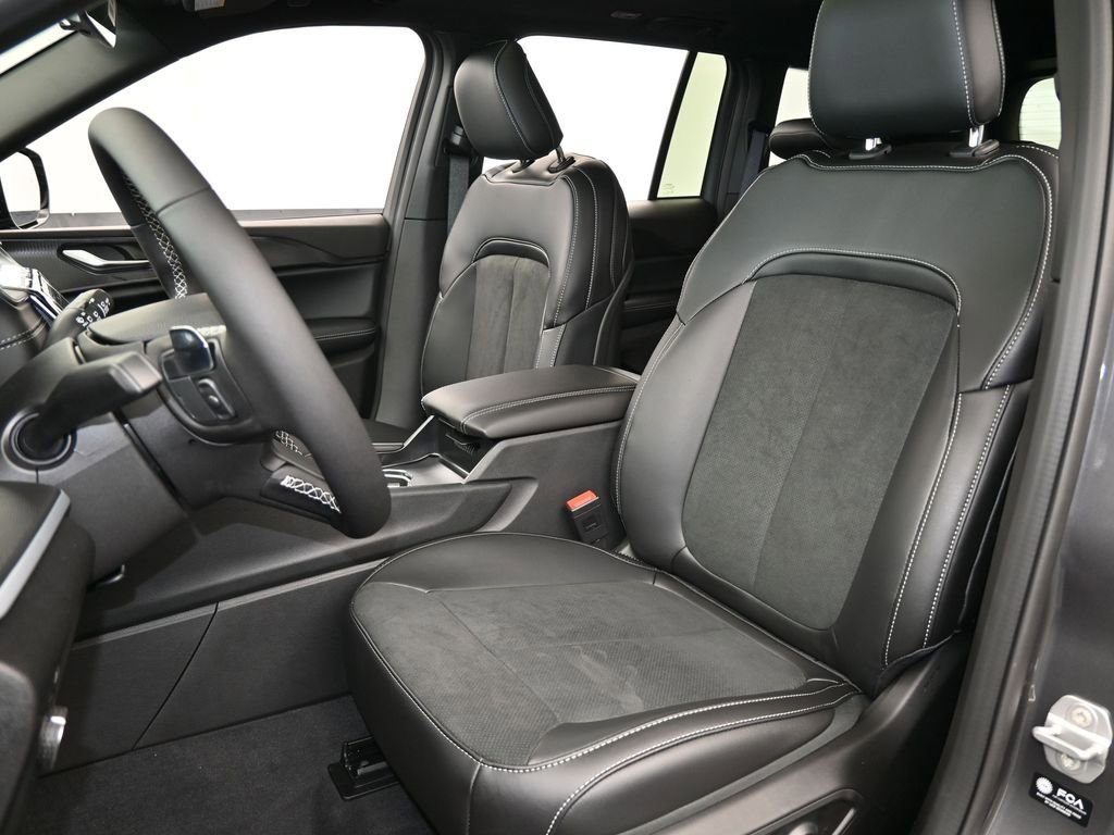 New 2025 Jeep Grand Cherokee Altitude image 10