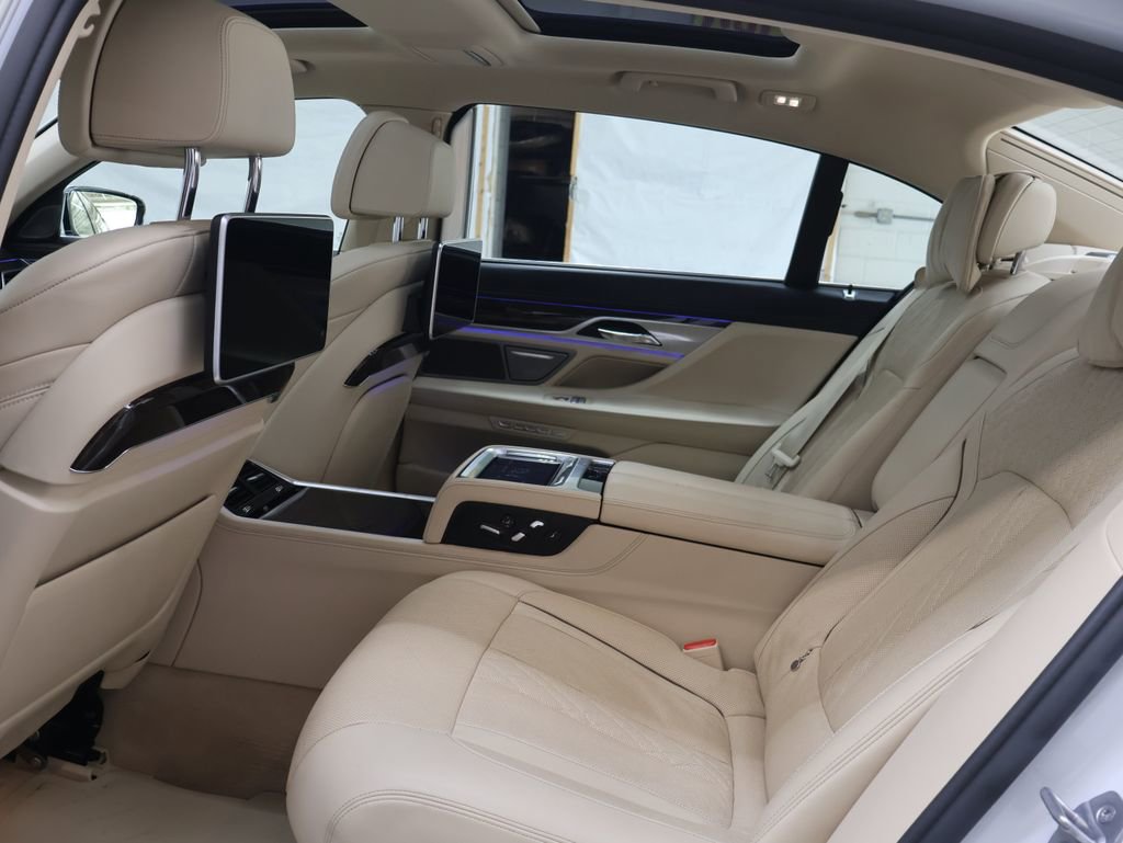 Used 2016 BMW 750i xDrive image 18