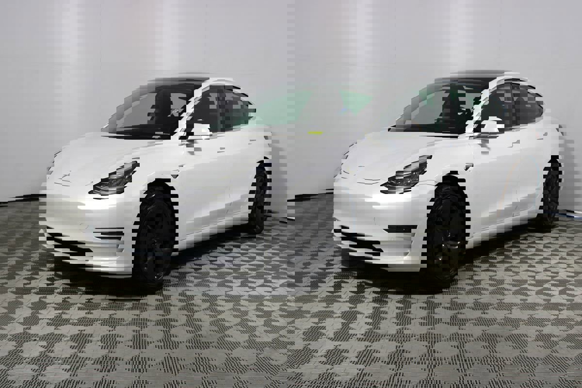 Used 2020 Tesla Model 3 Standard Range Plus image 3