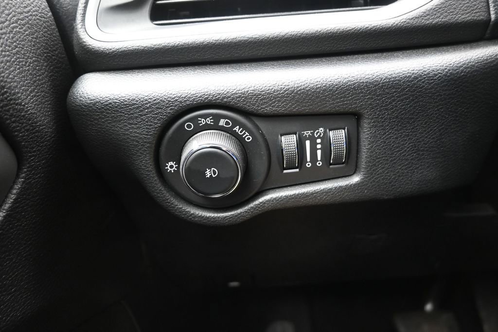 Used 2025 Chrysler Pacifica Select FWD image 18