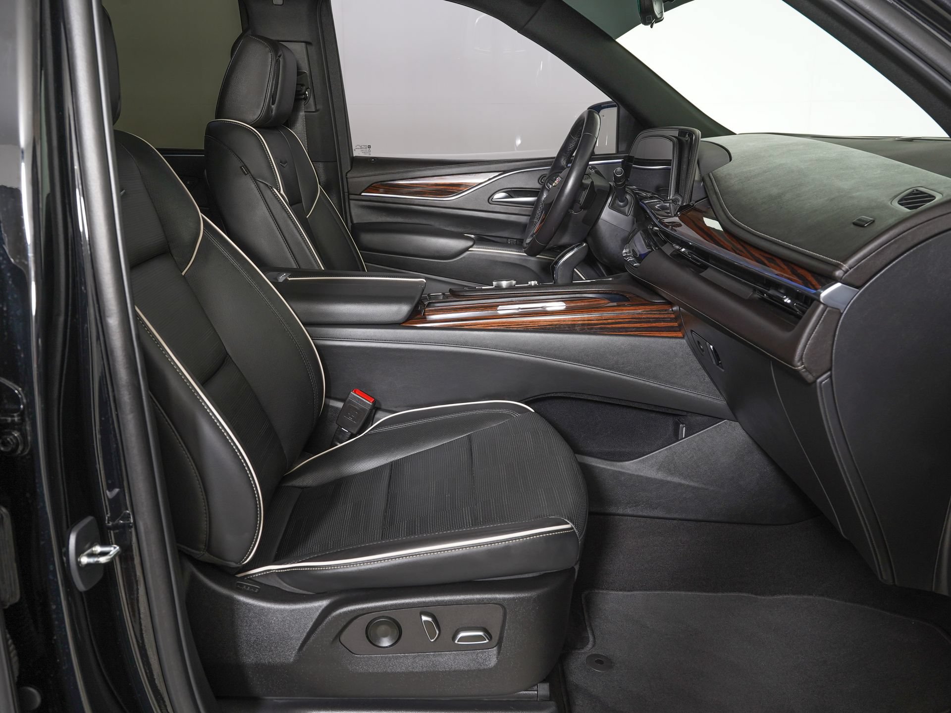 Used 2022 Cadillac Escalade Premium Luxury AWD/4WD image 8
