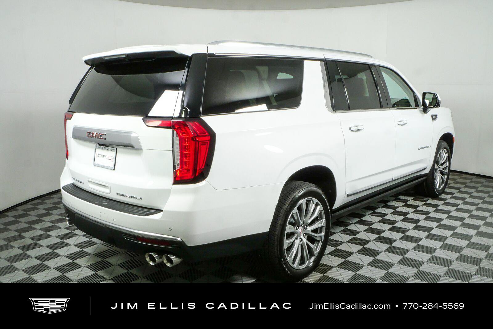 Used 2021 GMC Yukon XL Denali w/ Denali Premium Package RWD image 3