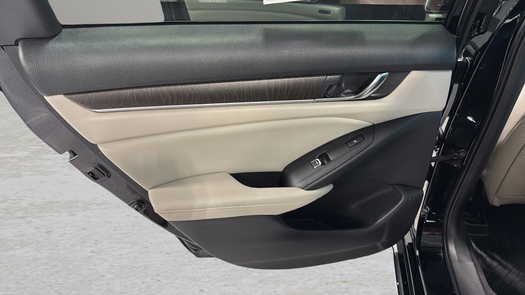 Used 2018 Honda Accord Touring image 14