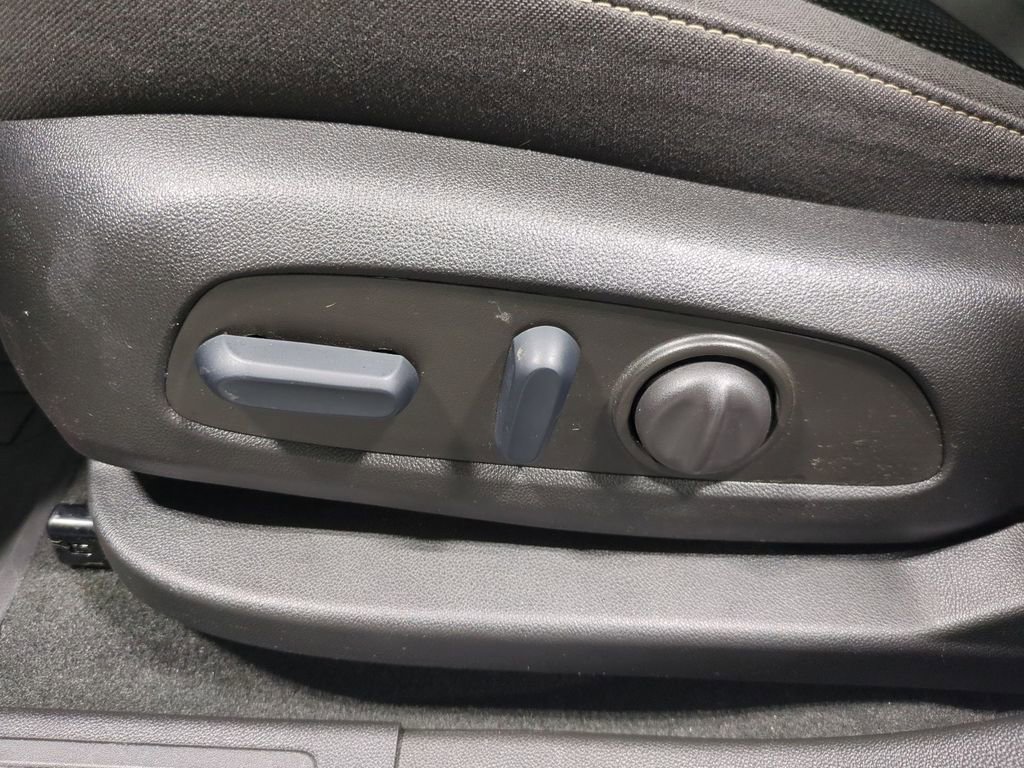 Used 2023 GMC Acadia SLE w/ Driver Convenience Package image 17