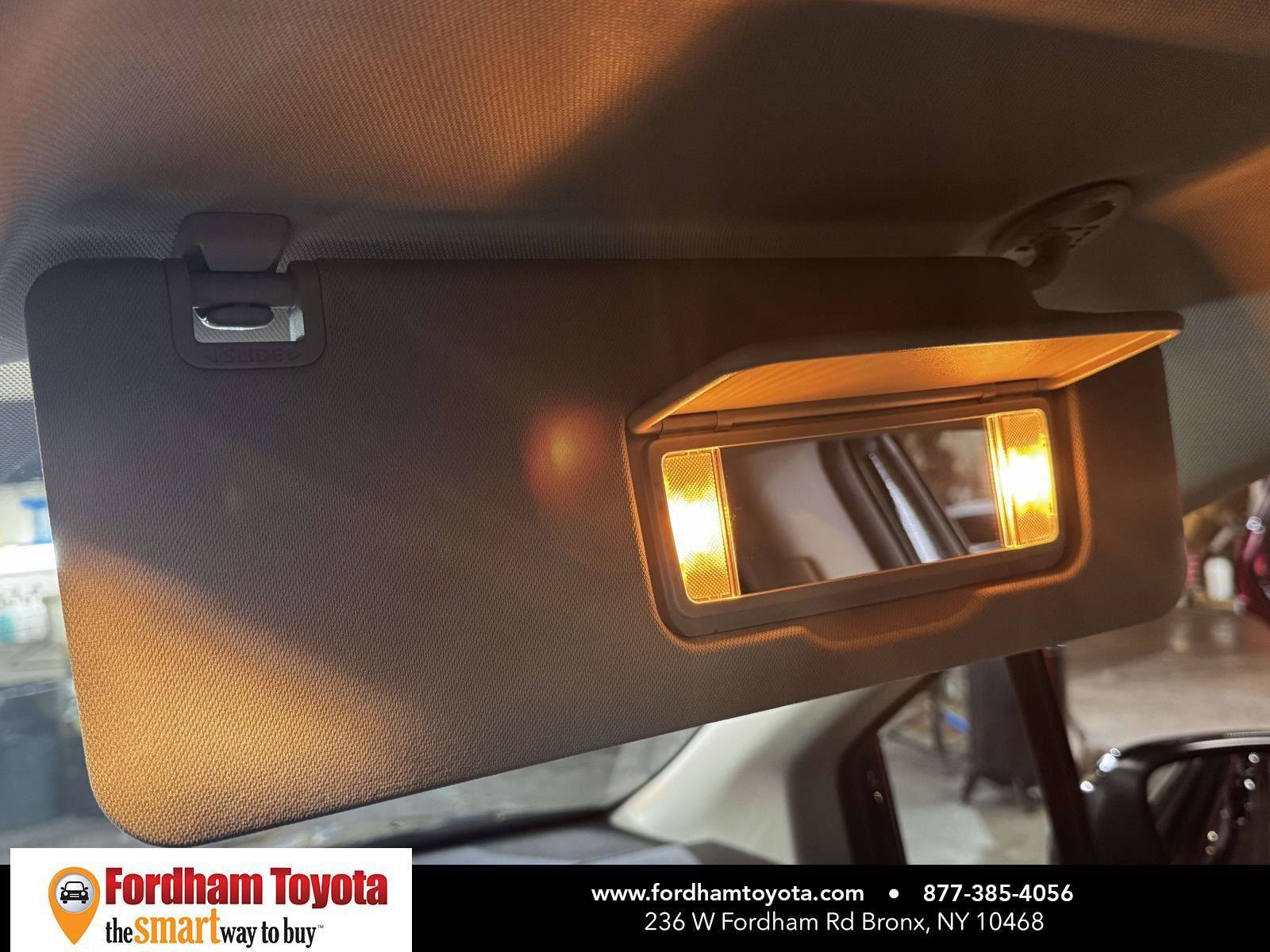 Used 2024 Toyota Sienna LE FWD image 31