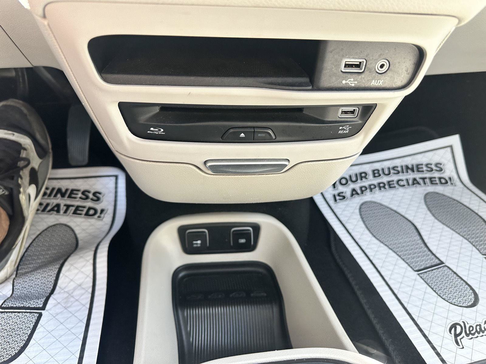 Used 2018 Chrysler Pacifica Limited w/ Tire & Wheel Group FWD image 37