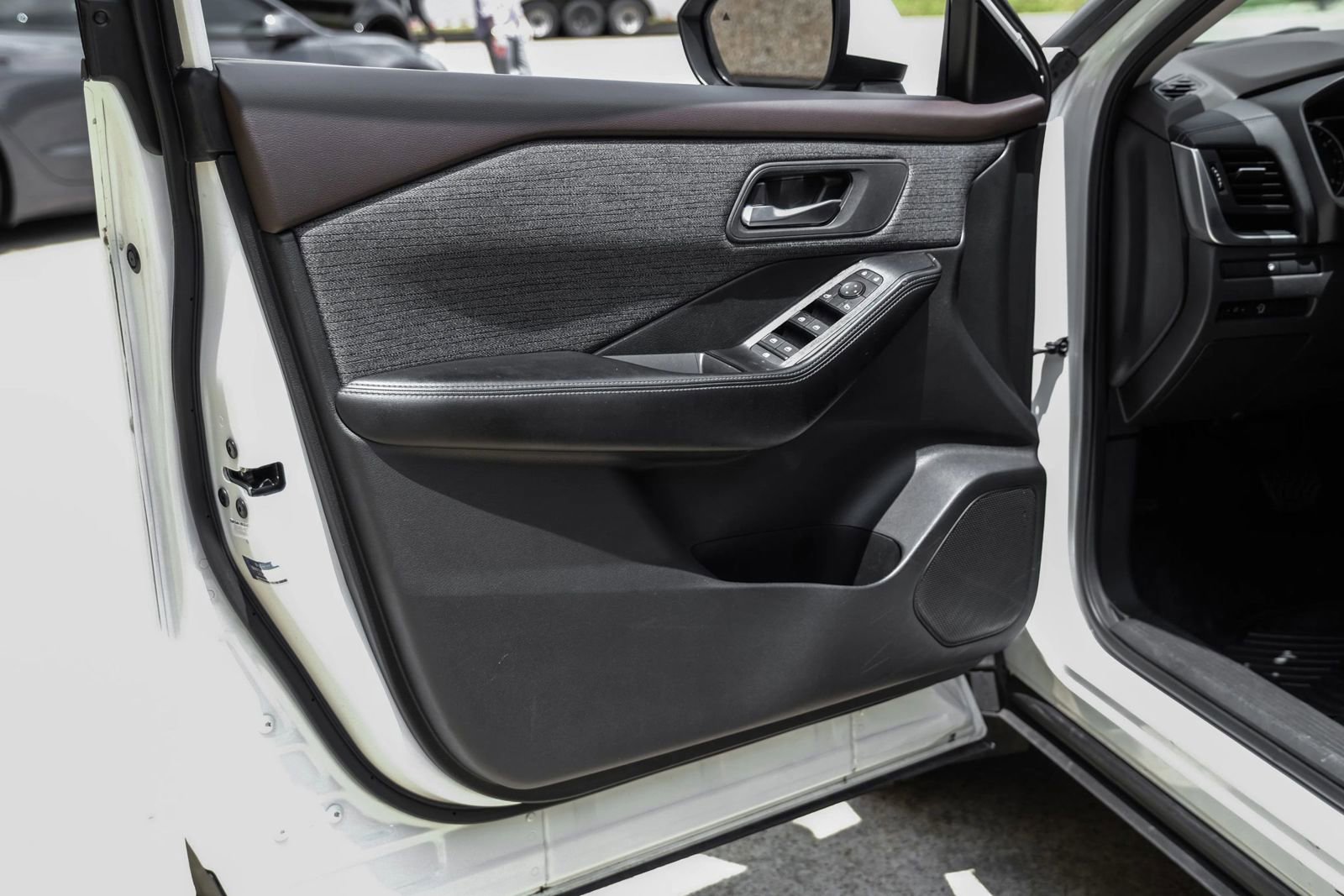 Used 2023 Nissan Rogue SV FWD image 43