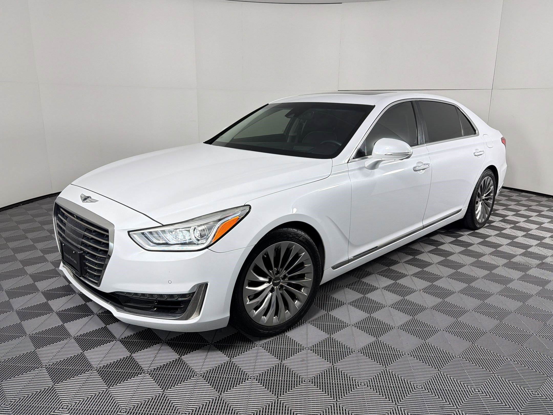 Used 2018 Genesis G90 3.3T Premium RWD image 1