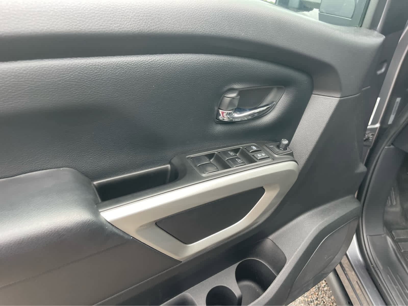 Used 2023 Nissan Titan SV w/ SV Convenience Package RWD image 11