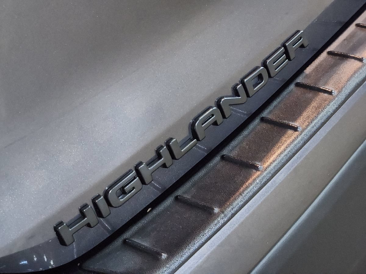 Used 2022 Toyota Highlander L FWD image 25